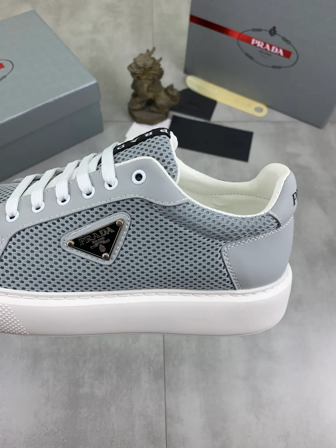 Men's shoes 💰P580💰 [New style] High version official website popular models are on the market, 🆘 Trendy brand (Prada) mainly promotes popular models, avant-garde and versatile fashion men's shoes private version mold opening, cowhide surface splicing 1:1.. Fashionable and simple, original imported cowhide lining cowhide feet; the atmosphere and personality are more fashionable, eye-catching and pursuing class. It will subvert the old idea and be a must-have for fashion trendsetters with you! Must keep it for yourself! Tall and comfortable, large and low, high-end quality workmanship. Size: 38-44 6️⃣colors available.